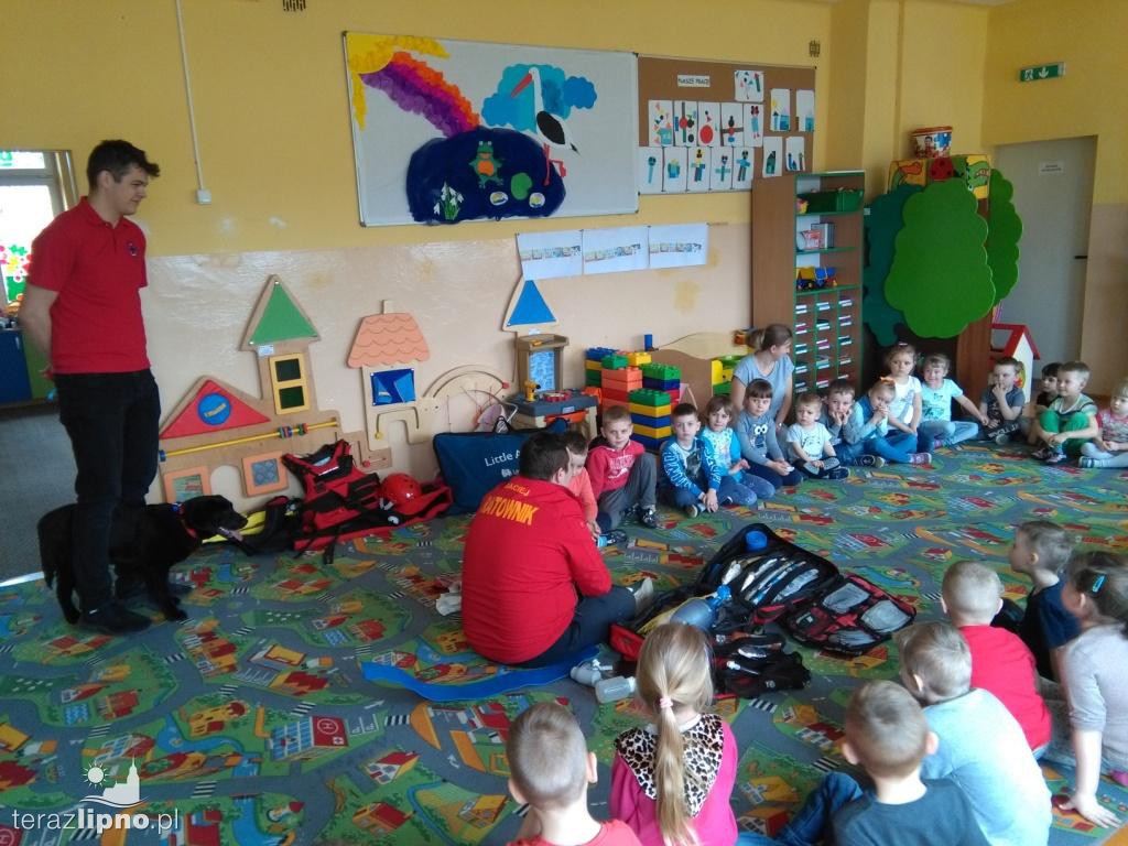 Ratownicy w przedszkolu w Radomicach