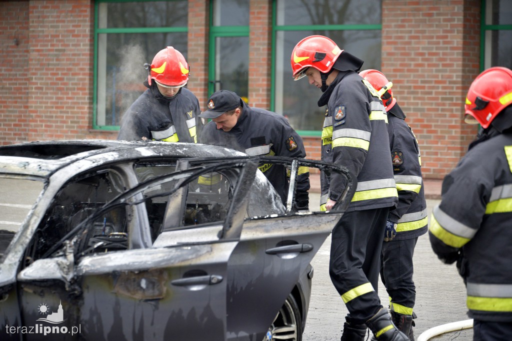 Osobowe BMW stanęło w płomieniach