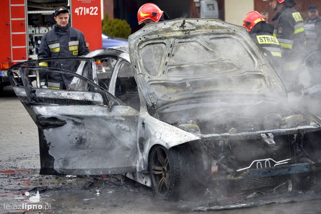 Osobowe BMW stanęło w płomieniach