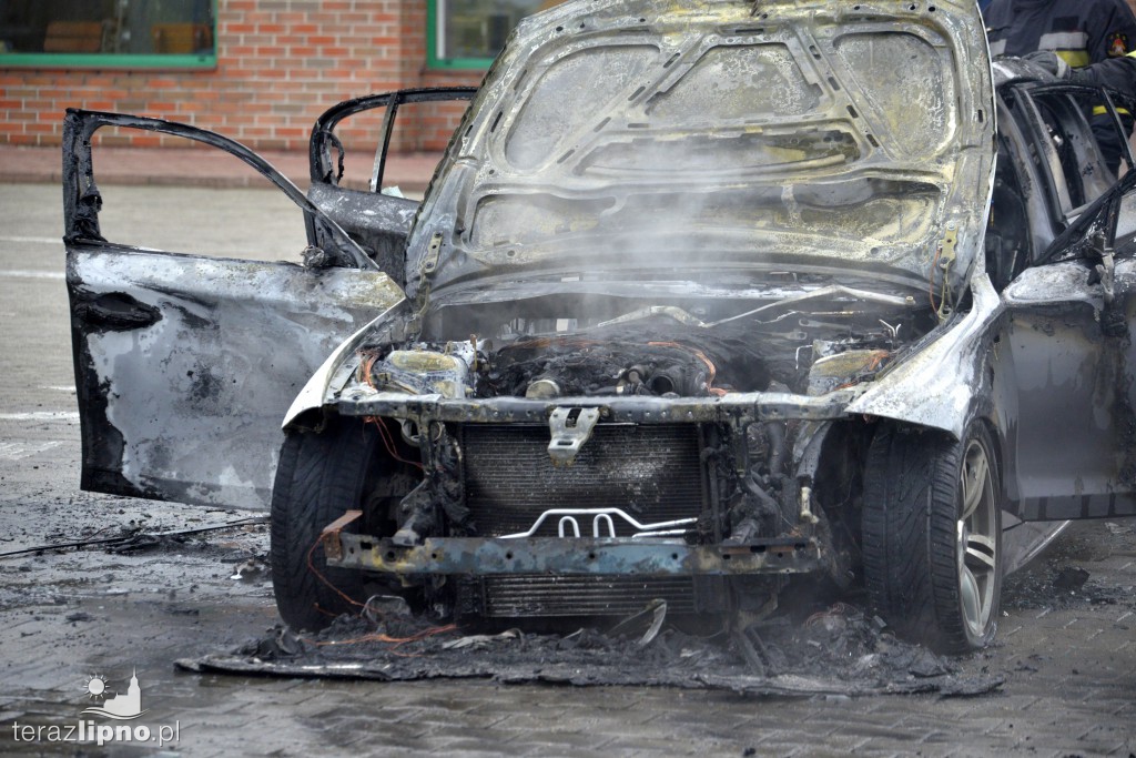 Osobowe BMW stanęło w płomieniach