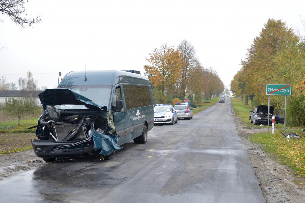 Wypadek busa PZTP na drodze w Główczynie