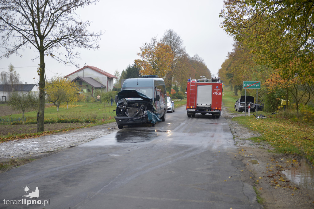 Wypadek busa PZTP na drodze w Główczynie