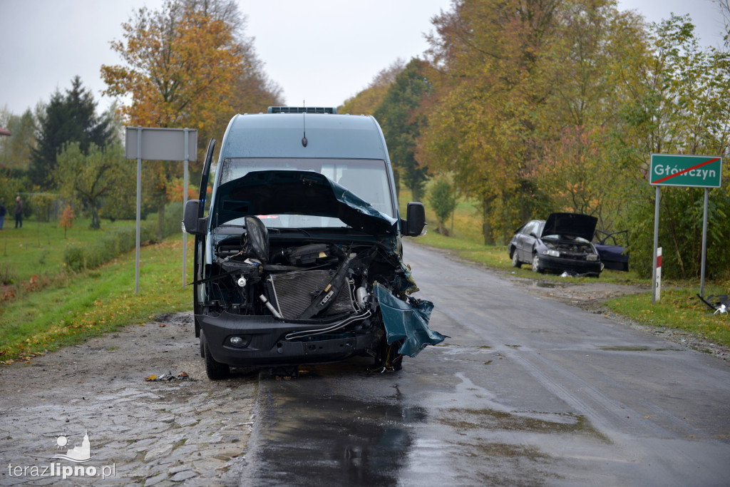 Wypadek busa PZTP na drodze w Główczynie