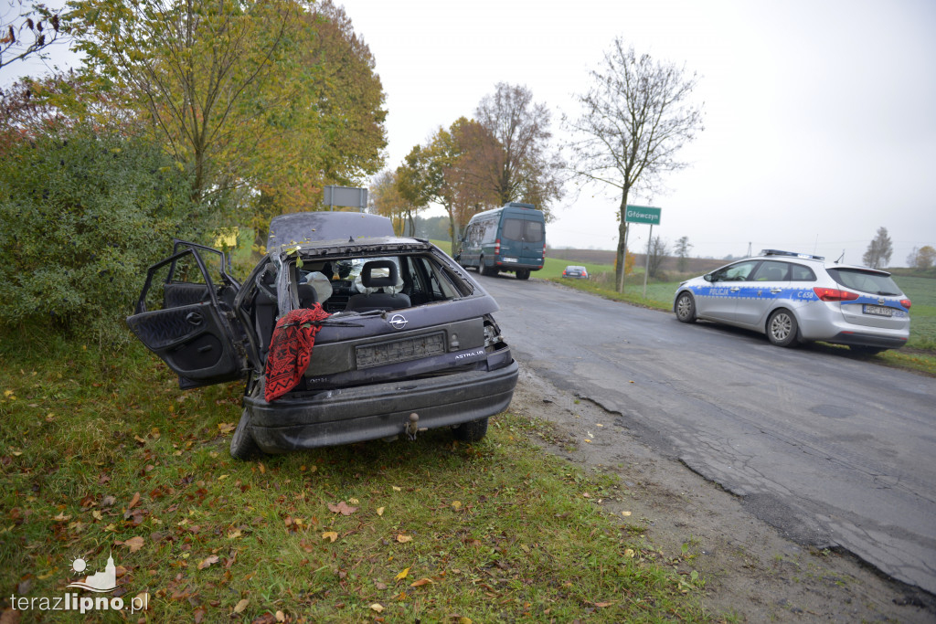 Wypadek busa PZTP na drodze w Główczynie