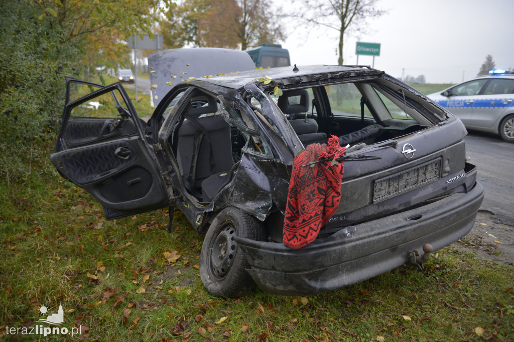 Wypadek busa PZTP na drodze w Główczynie