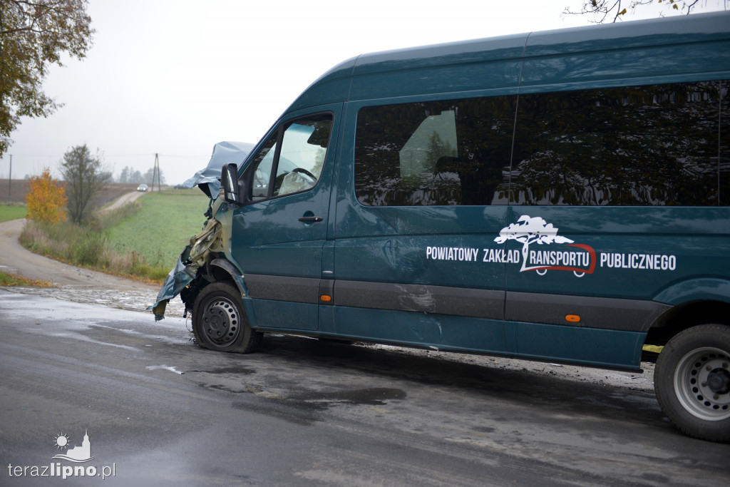 Wypadek busa PZTP na drodze w Główczynie