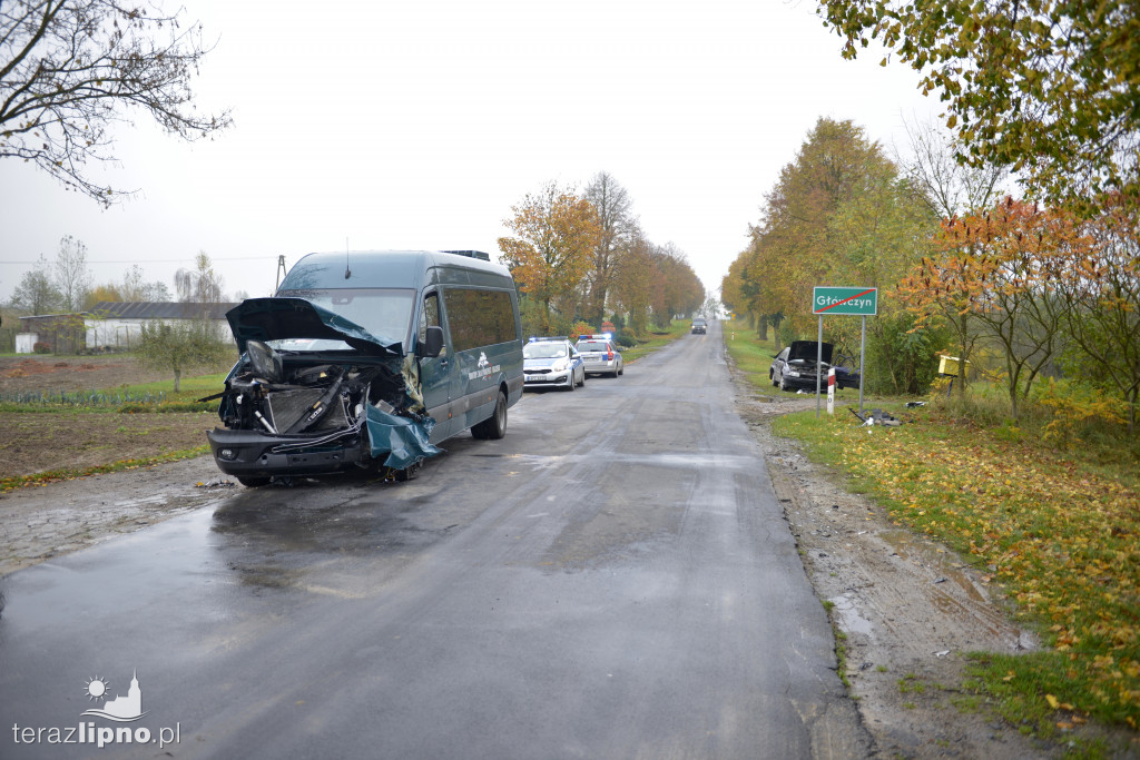 Wypadek busa PZTP na drodze w Główczynie