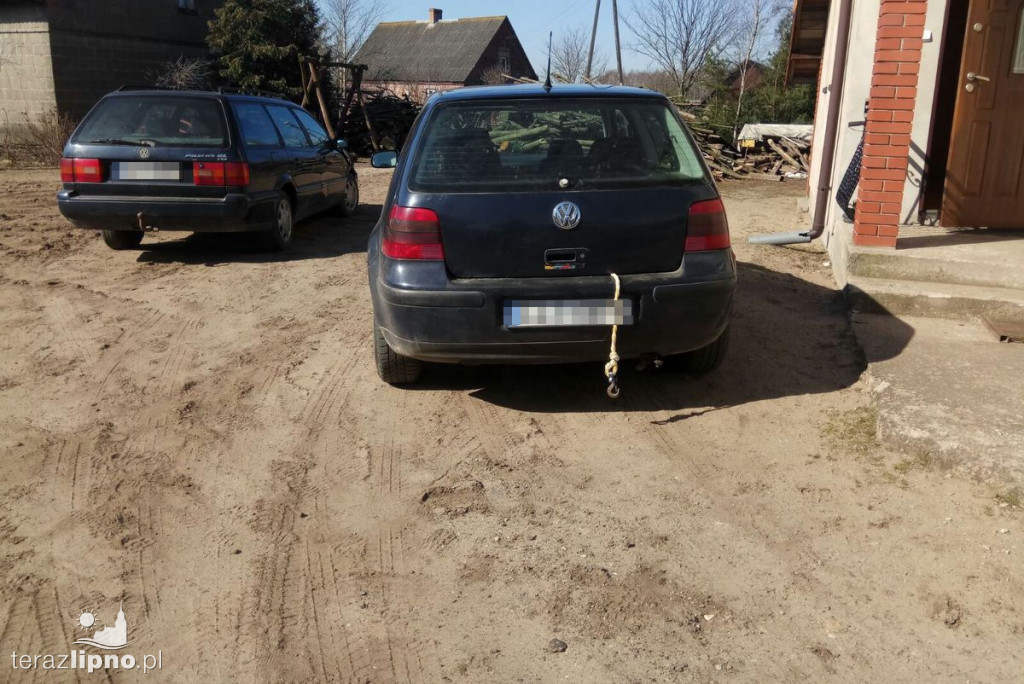 Mężczyzna przygnieciony samochodem