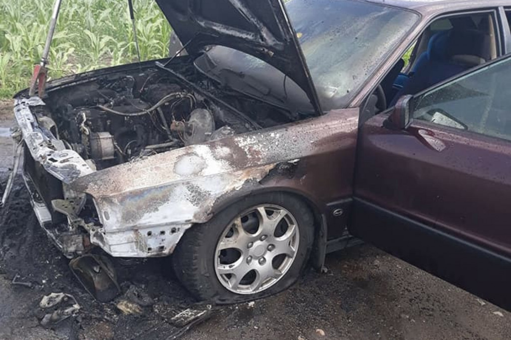 Audi spłonęło na drodze w Ciełuchowie
