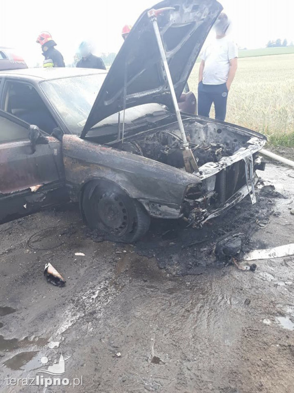 Audi spłonęło na drodze w Ciełuchowie