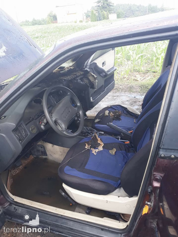 Audi spłonęło na drodze w Ciełuchowie