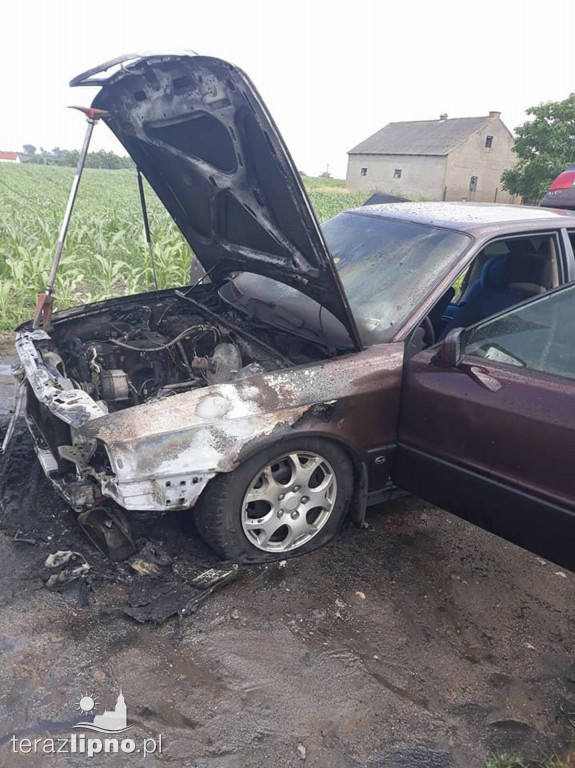 Audi spłonęło na drodze w Ciełuchowie