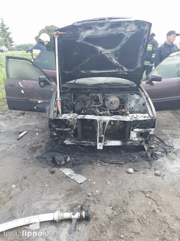 Audi spłonęło na drodze w Ciełuchowie