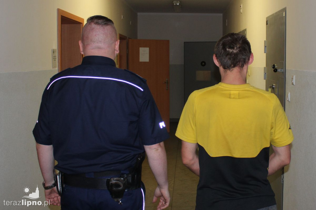 Grozili policjantowi bronią