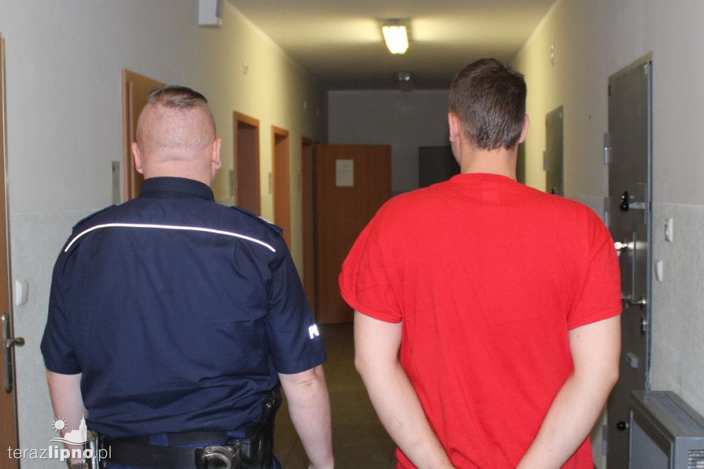 Grozili policjantowi bronią