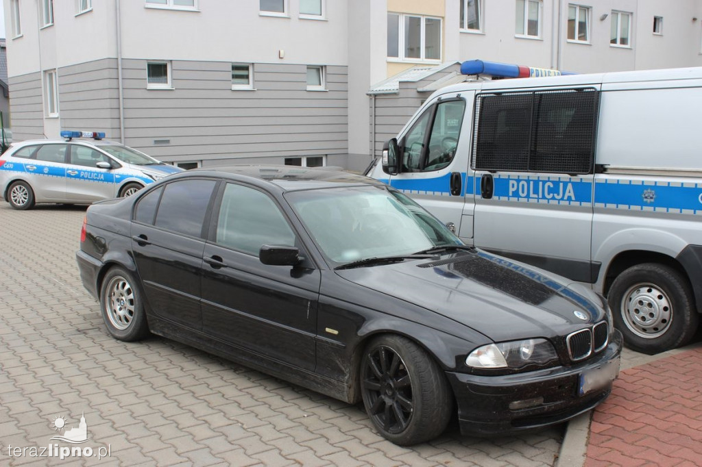 Grozili policjantowi bronią