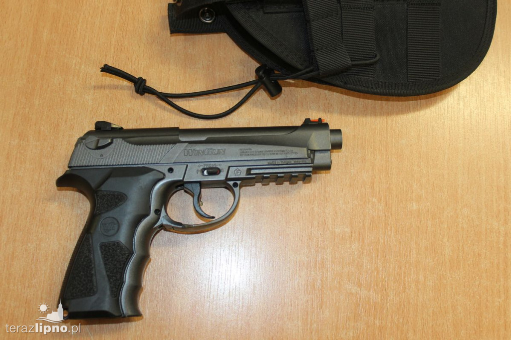 Grozili policjantowi bronią