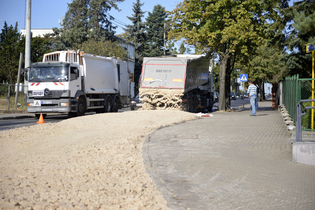 Resztki od ziemniaków na jezdni