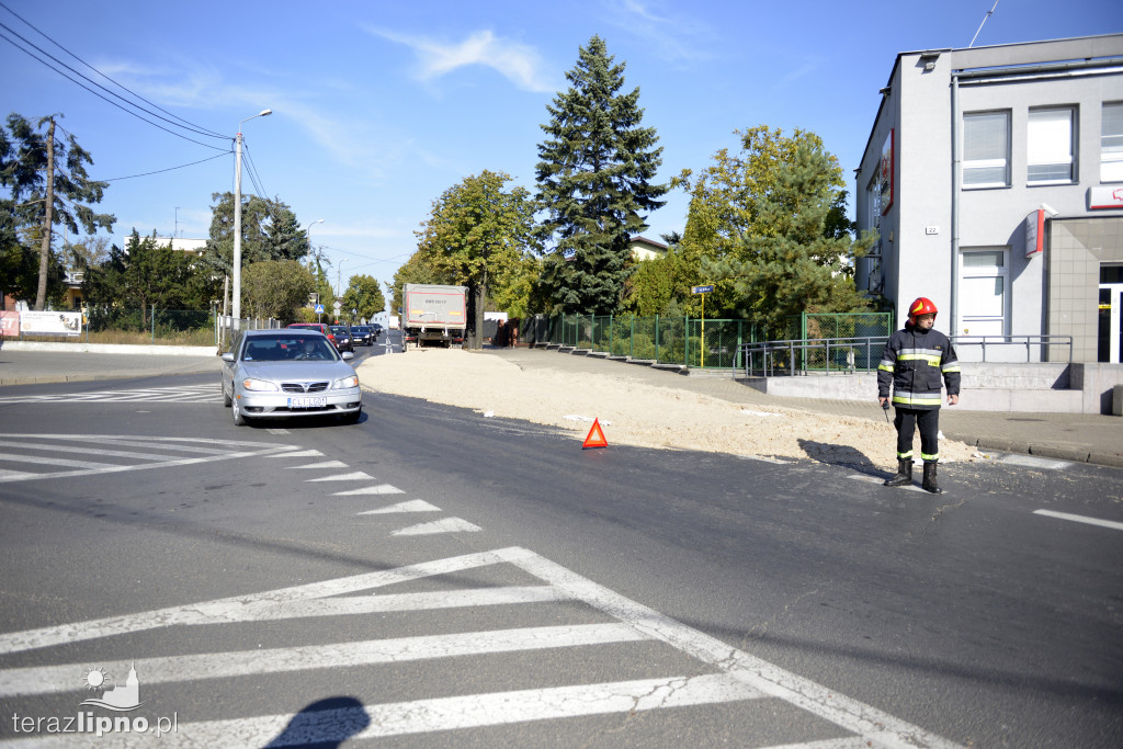 Resztki od ziemniaków na jezdni