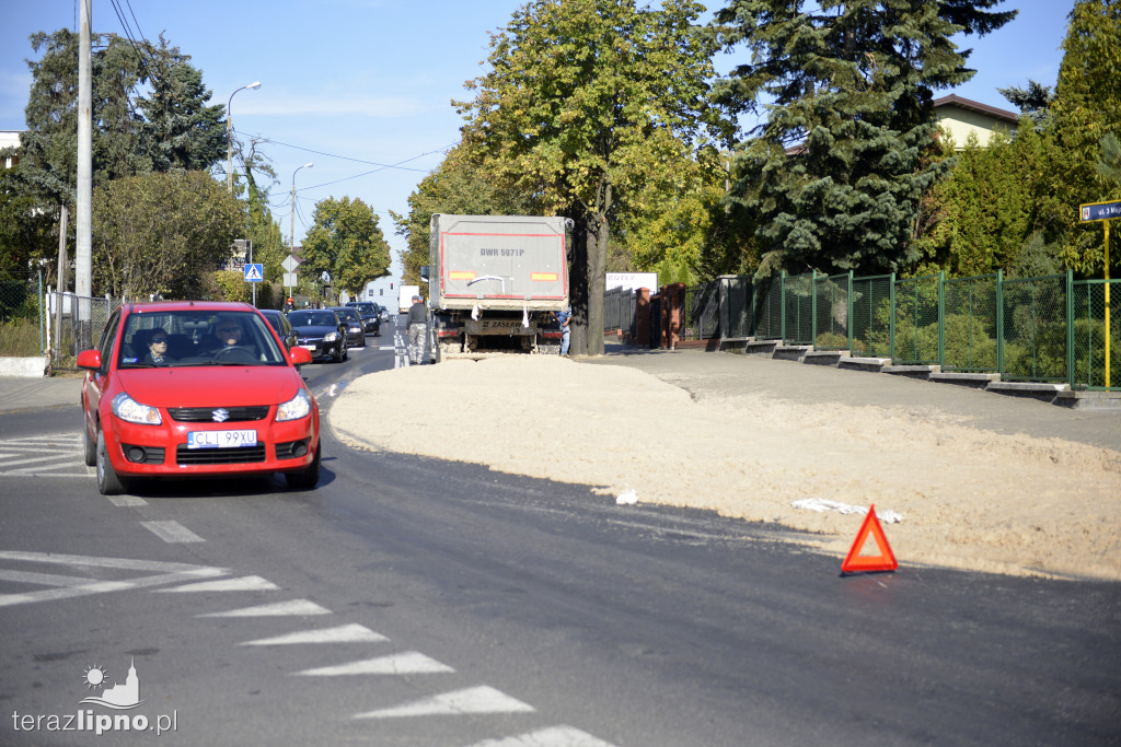 Resztki od ziemniaków na jezdni