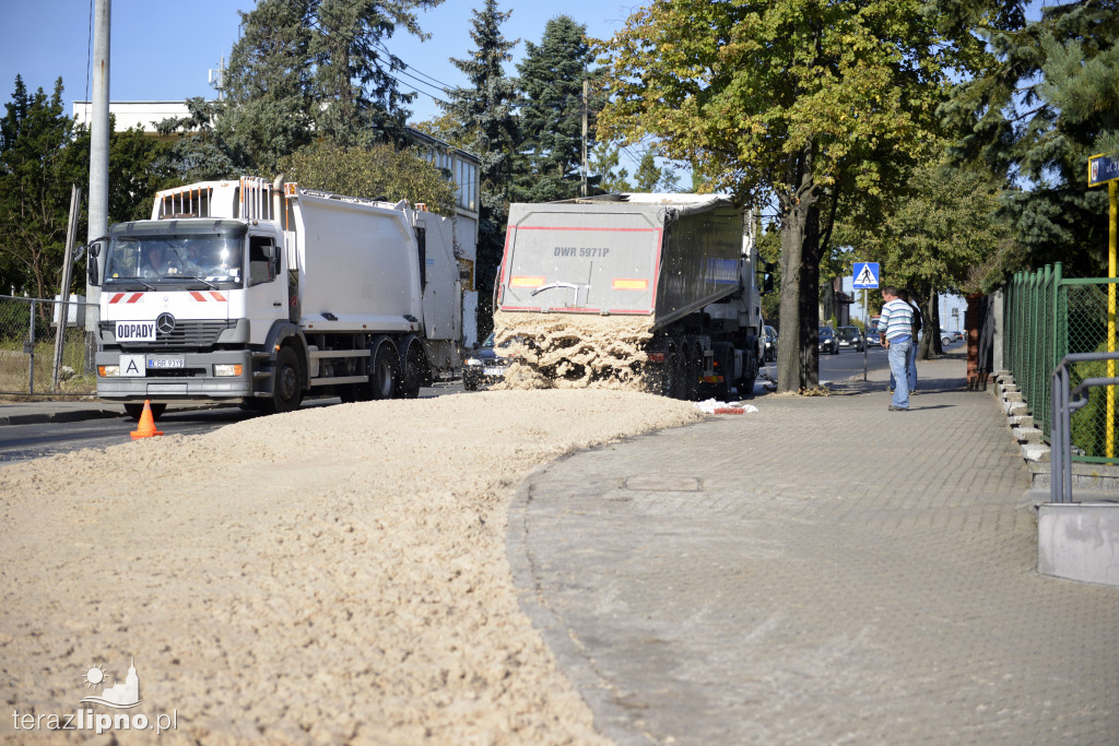 Resztki od ziemniaków na jezdni