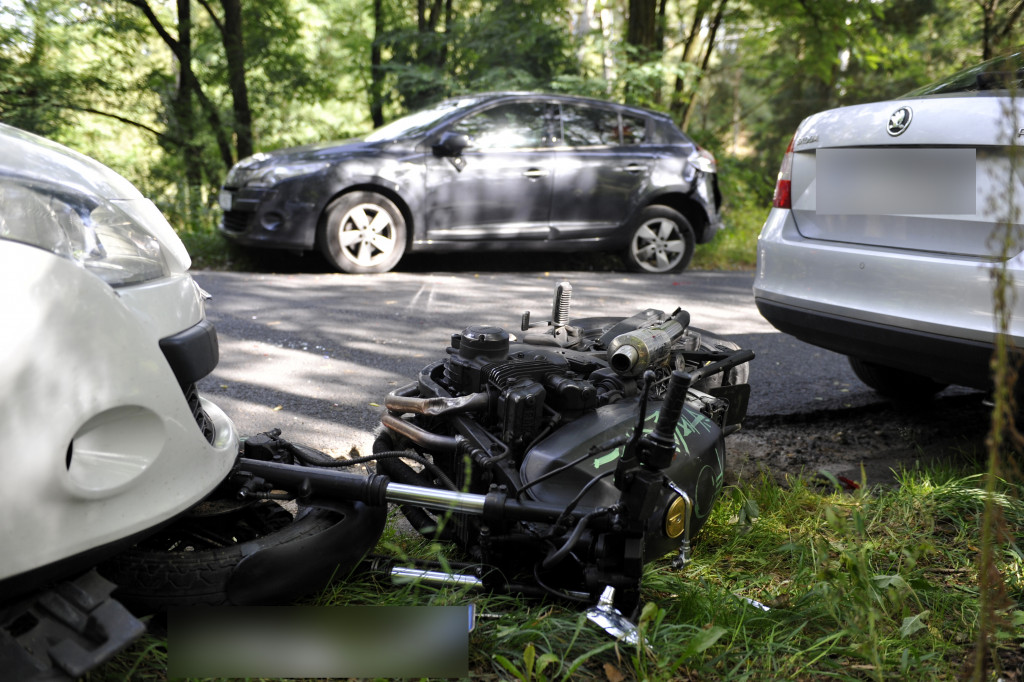 Pijany uderzył motocyklem w samochód