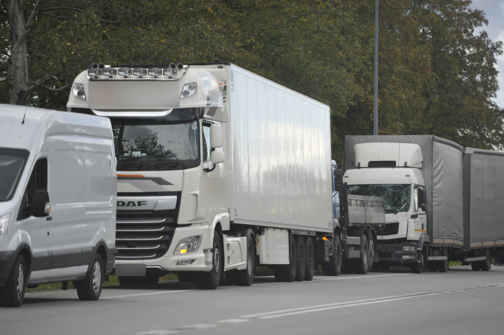 Zderzenie pięciu pojazdów na DK 10
