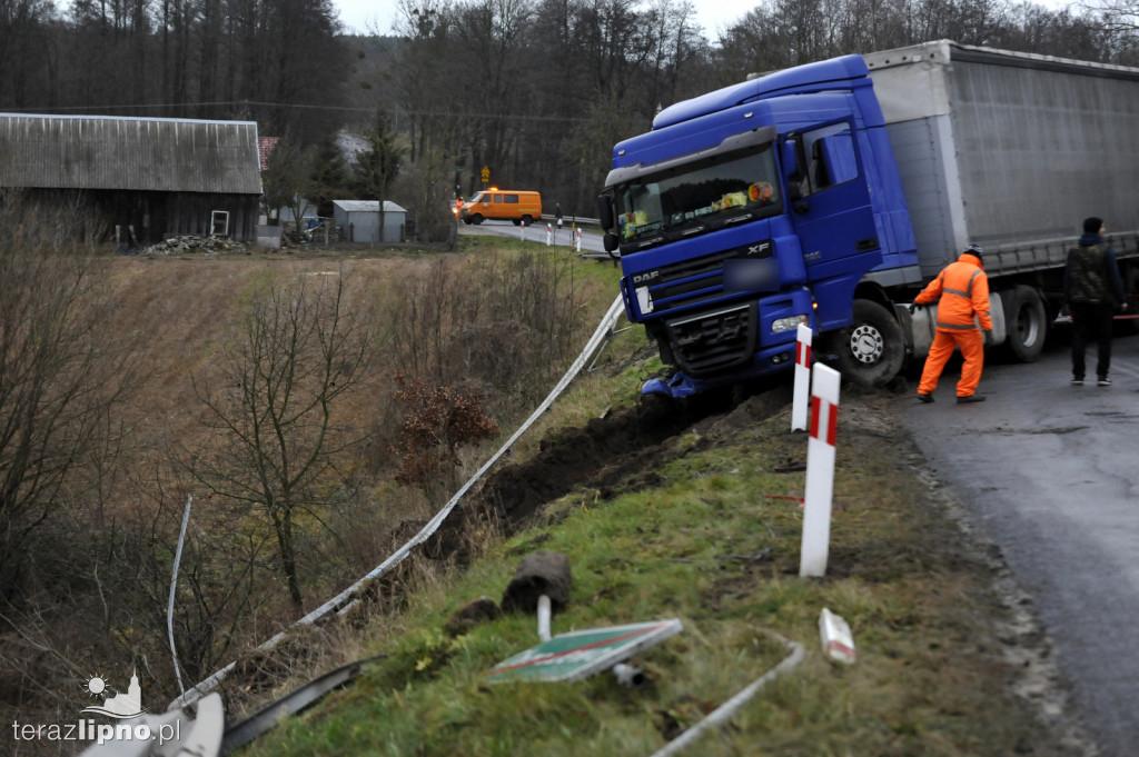 Ciężarówka osunęła się ze zbocza
