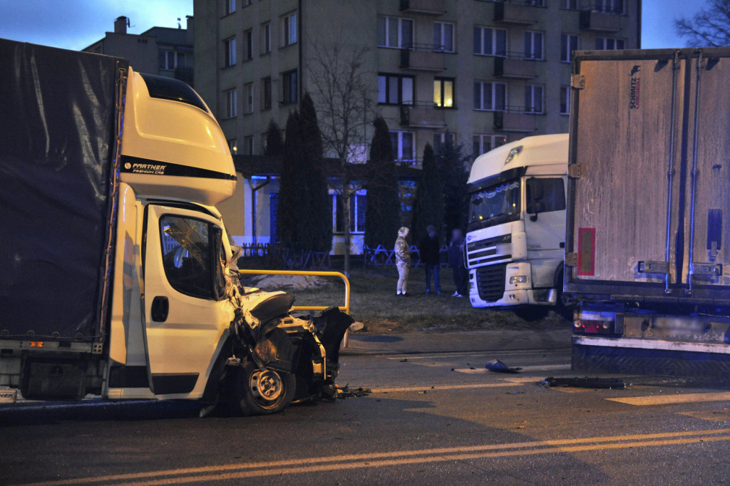 Zderzenie busa i ciężarówki w Lipnie