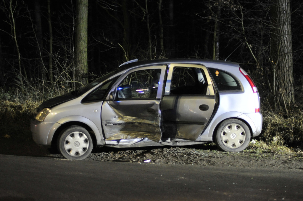 Volkswagen uderzył w opla na Wyszyńskiego