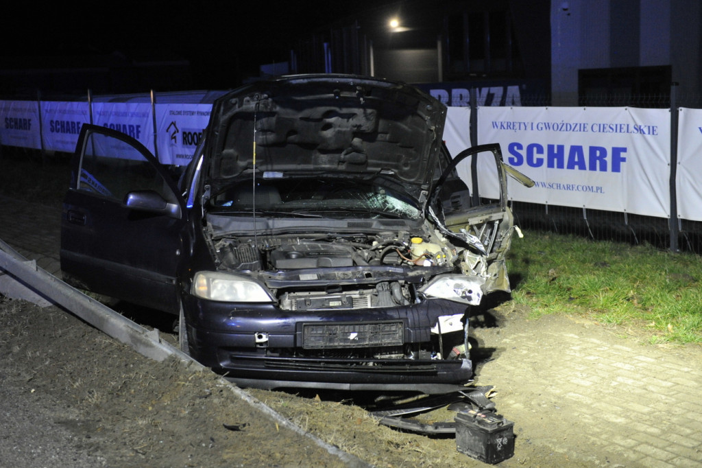 Kolizja peugeota i opla na DK 10