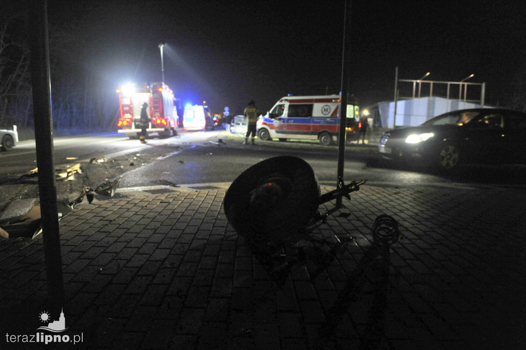 Kolizja peugeota i opla na DK 10