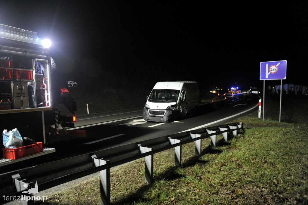 Kolizja peugeota i opla na DK 10