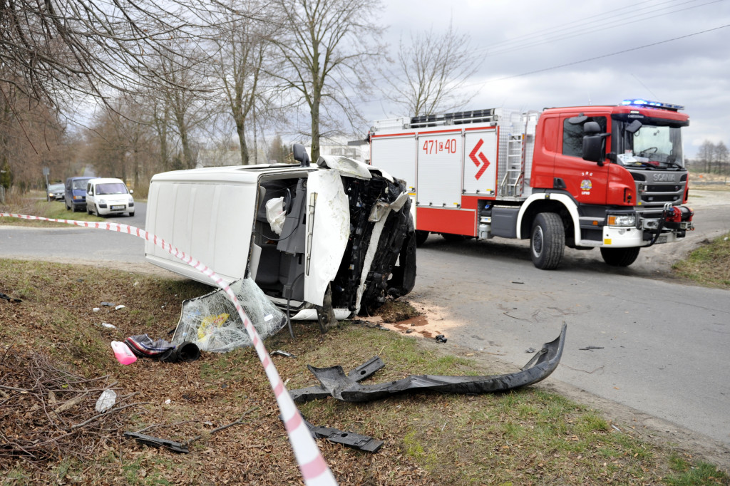 Bus uderzył w drzewo w Biskupinie