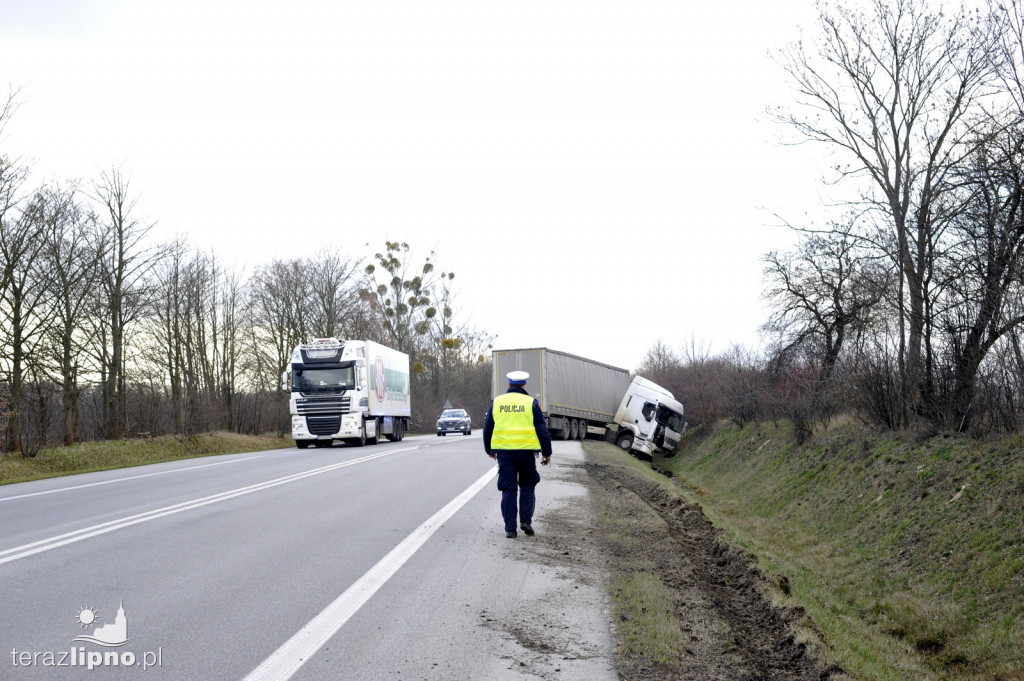 Ciężarówka wpadła do rowu na DK 10
