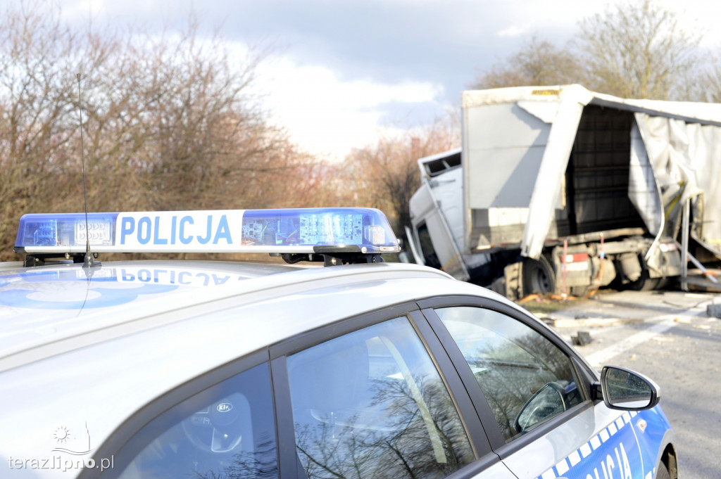 Ciężarówka wpadła do rowu na DK 10