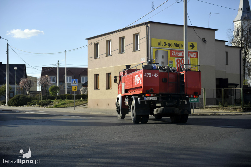 Druhowie OSP Lipno dostarczają wodę