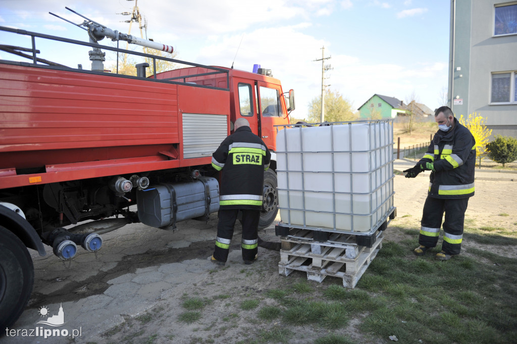Druhowie OSP Lipno dostarczają wodę