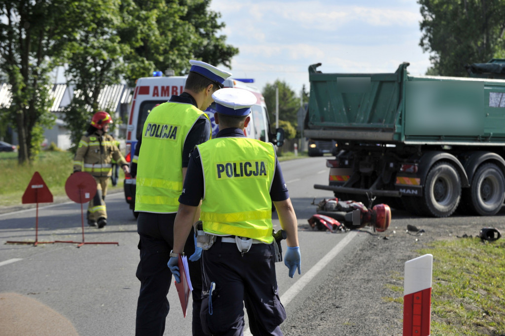 Zderzenie motoroweru i ciężarówki na DK 67