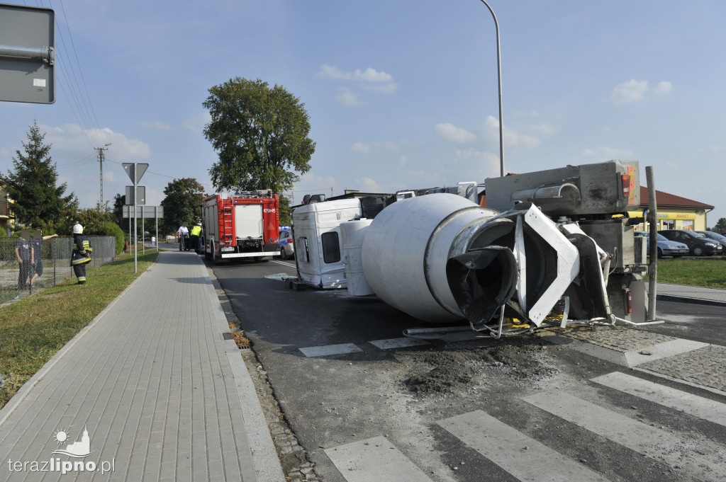 Betoniarka runęła na jezdnię