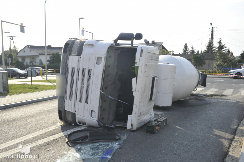 Betoniarka runęła na jezdnię