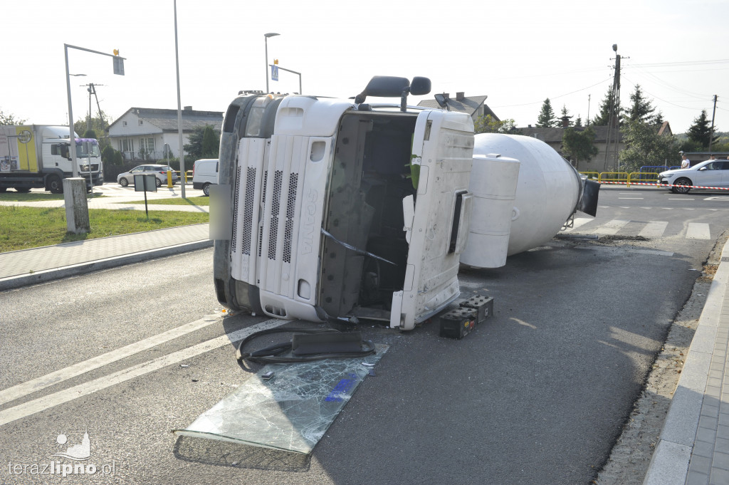 Betoniarka runęła na jezdnię