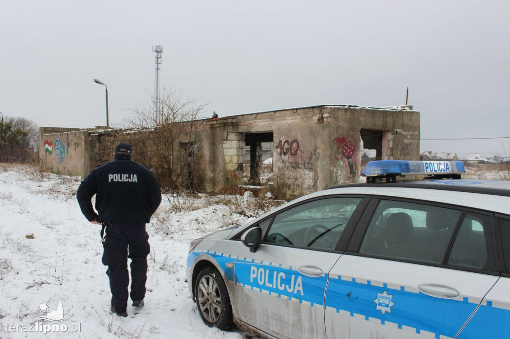 Policjanci kontrolują pustostany w czasie zimy