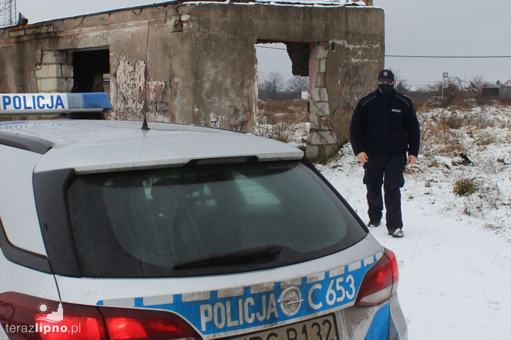 Policjanci kontrolują pustostany w czasie zimy