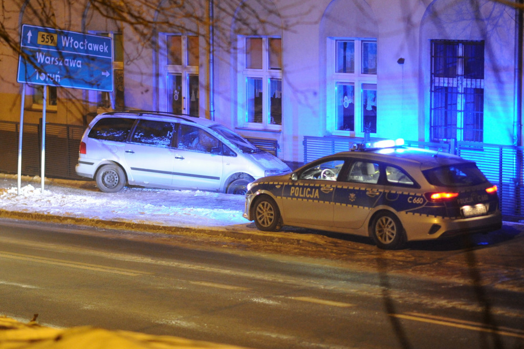 VW sharan wypadł z drogi na ulicy Okrzei