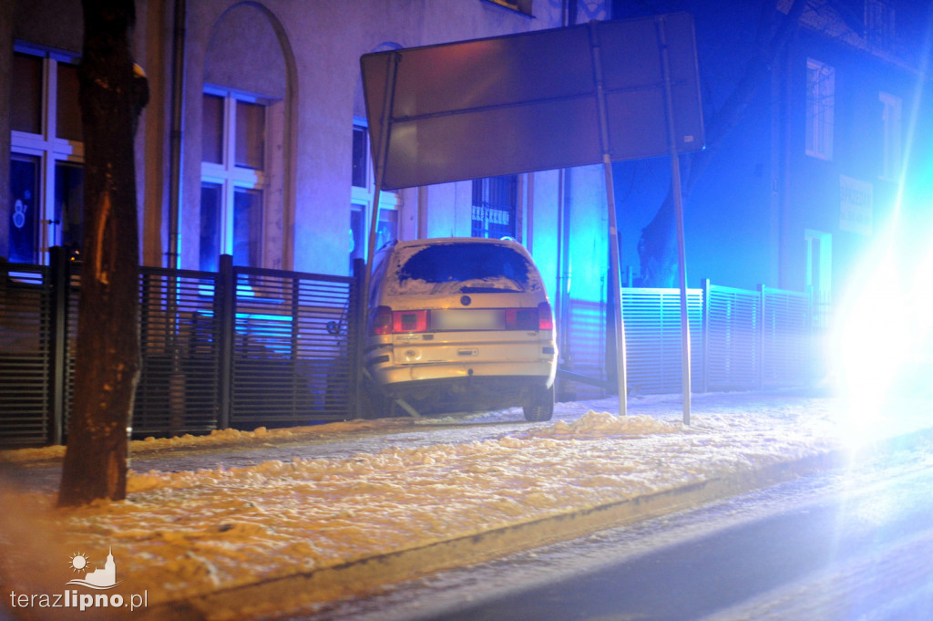 VW sharan wypadł z drogi na ulicy Okrzei