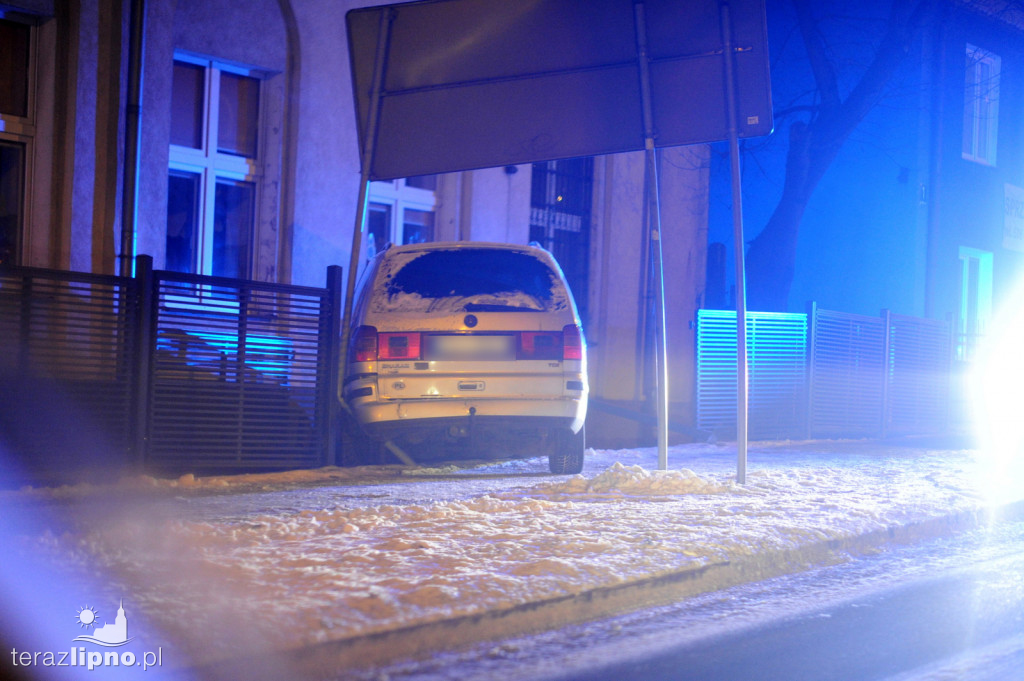 VW sharan wypadł z drogi na ulicy Okrzei
