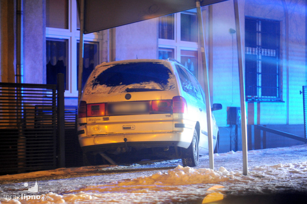 VW sharan wypadł z drogi na ulicy Okrzei