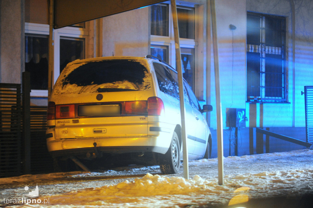 VW sharan wypadł z drogi na ulicy Okrzei