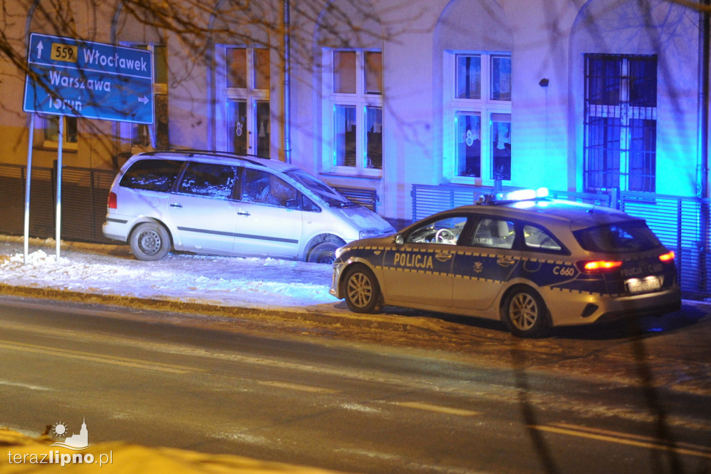 VW sharan wypadł z drogi na ulicy Okrzei